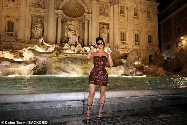 Kim Kardashian single and happy in Rome - Posing with fans in a provocative dress