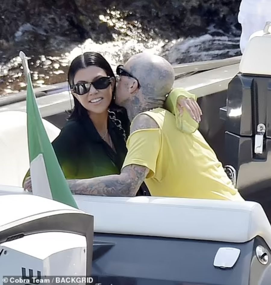 Kourtney Kardashian and Travis Barker on vacation in Italy - Passionate touches, bold poses