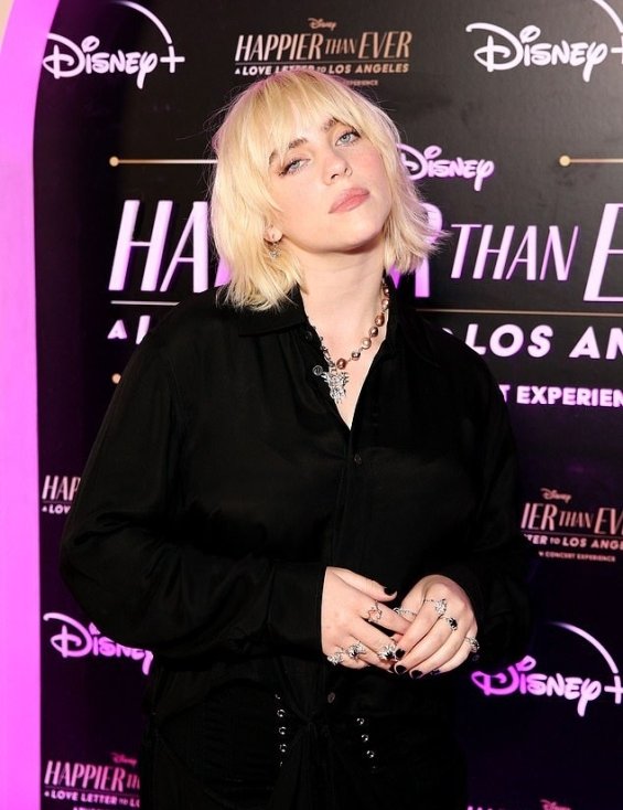 Billie Eilish in black and with her new hairstyle at the premiere of her concert filmBillie Eilish in black and with her new hairstyle at the premiere of her concert film