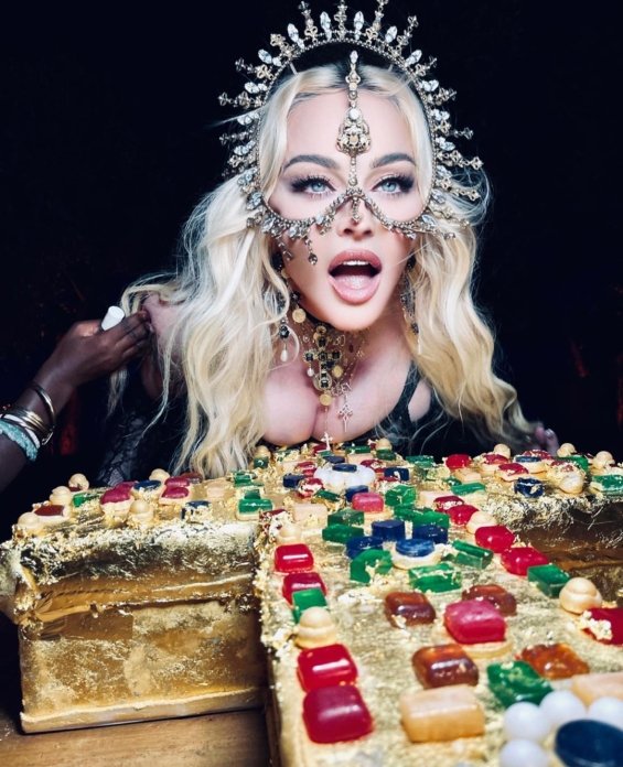 Madonna with her six children and boyfriend celebrates her 63rd birthday in Italy