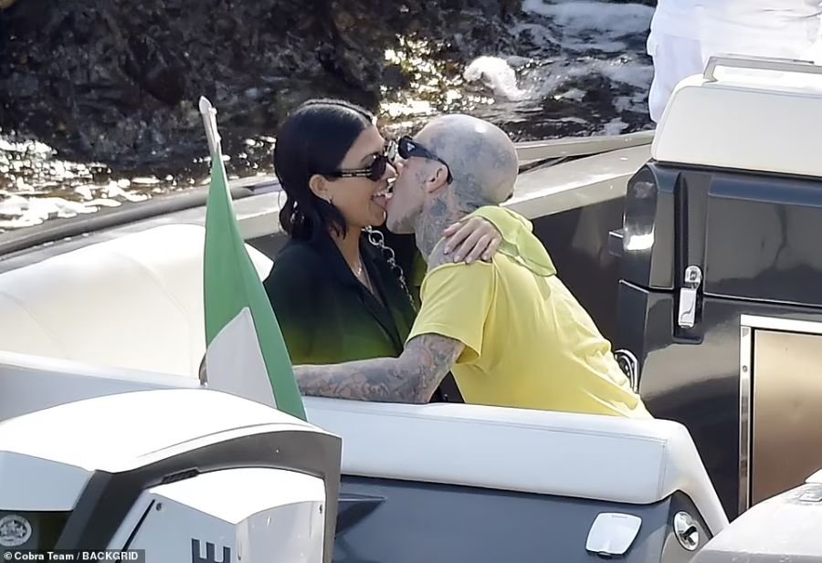 Kourtney Kardashian and Travis Barker on vacation in Italy - Passionate touches, bold poses