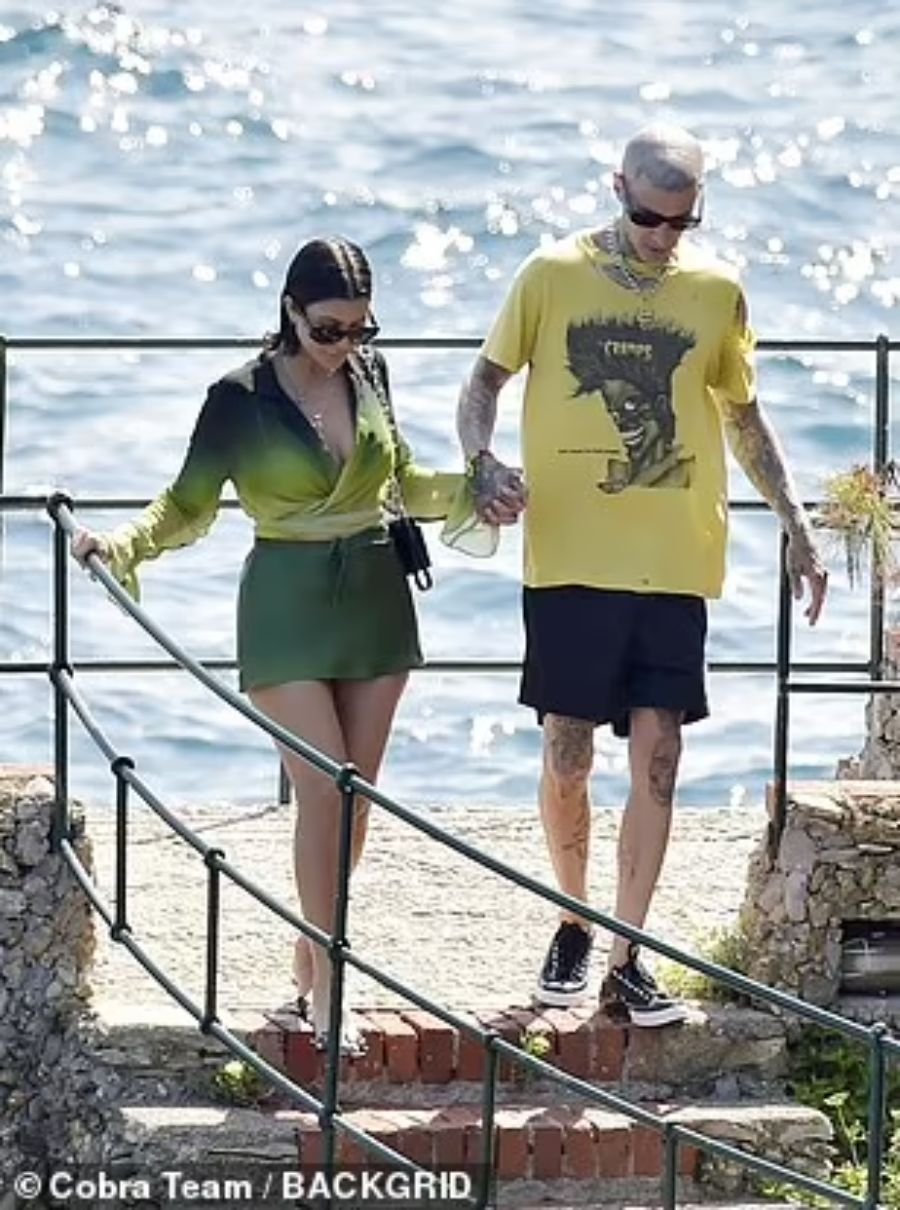 Kourtney Kardashian and Travis Barker on vacation in Italy - Passionate touches, bold poses