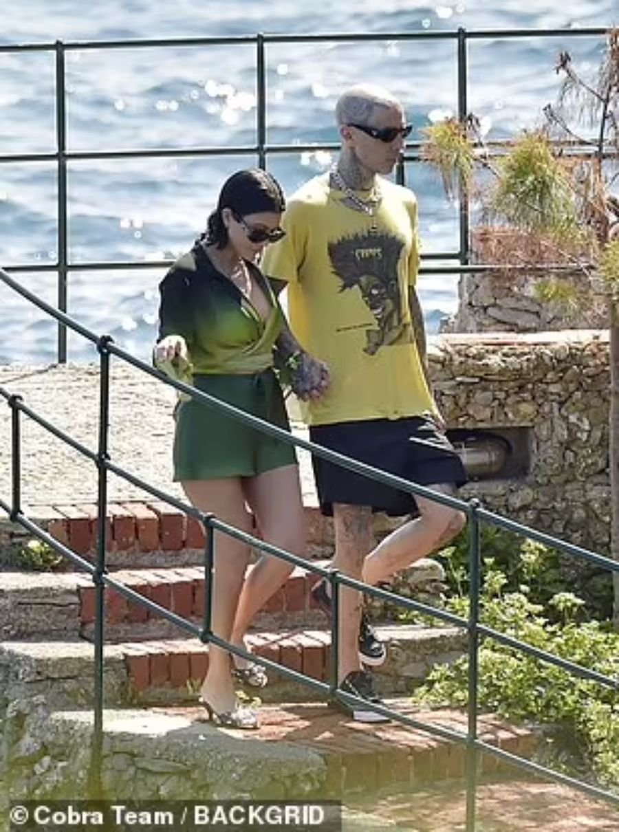 Kourtney Kardashian and Travis Barker on vacation in Italy - Passionate touches, bold poses