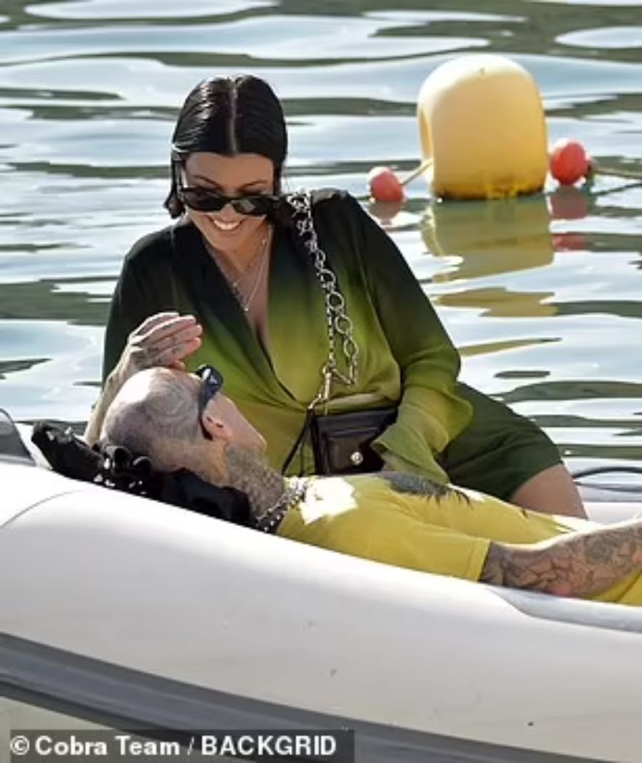 Kourtney Kardashian and Travis Barker on vacation in Italy - Passionate touches, bold poses