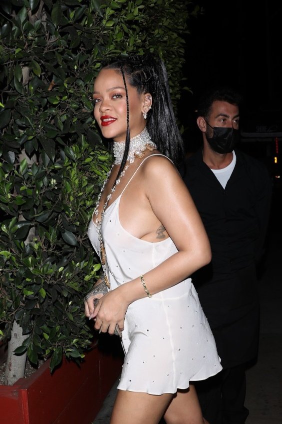 Rihanna in a mini dress for dinner with her niece Majesty - Modern aunt