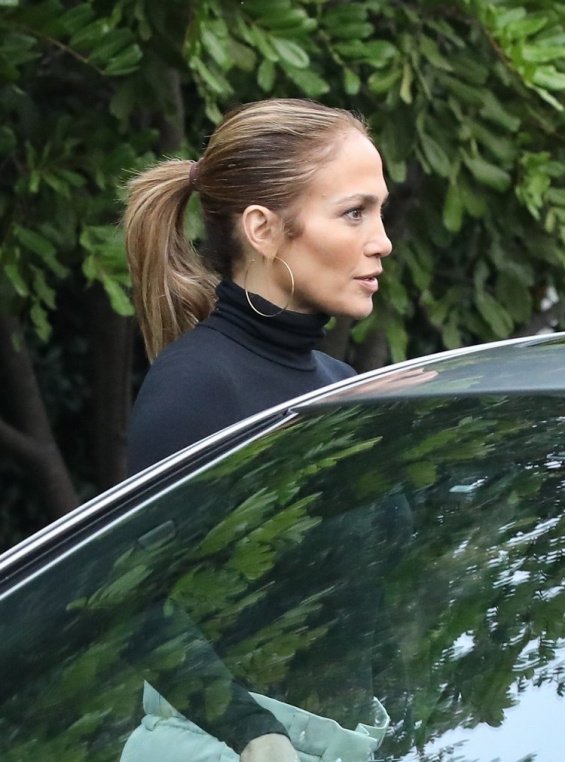 PHOTO: Jennifer Lopez and Ben Affleck exchange kisses in front of his home in Los Angeles