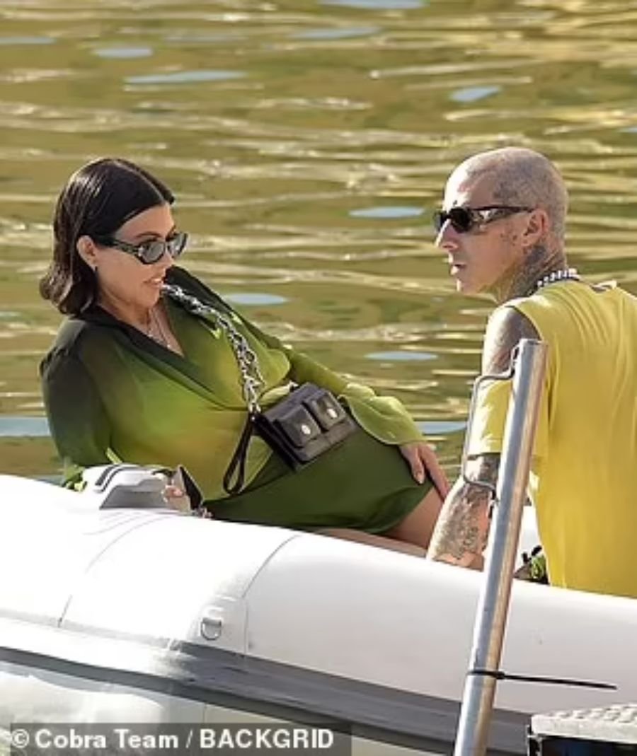 Kourtney Kardashian and Travis Barker on vacation in Italy - Passionate touches, bold poses