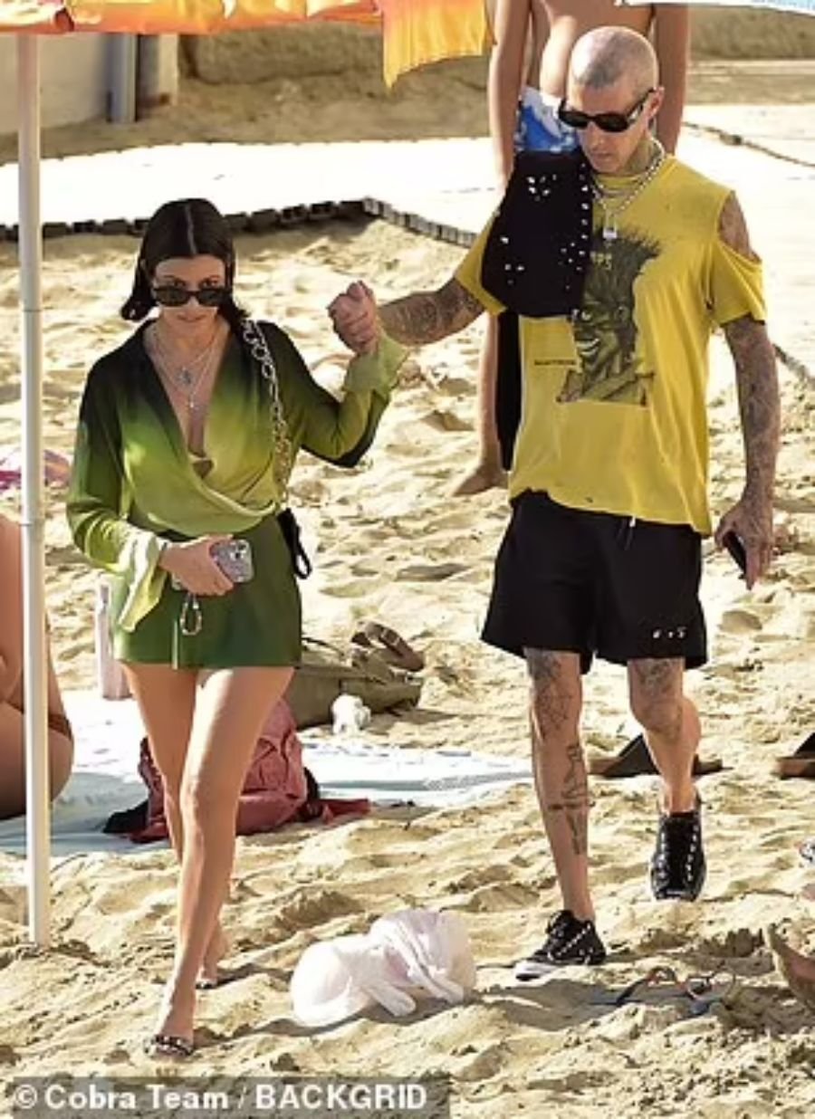 Kourtney Kardashian and Travis Barker on vacation in Italy - Passionate touches, bold poses