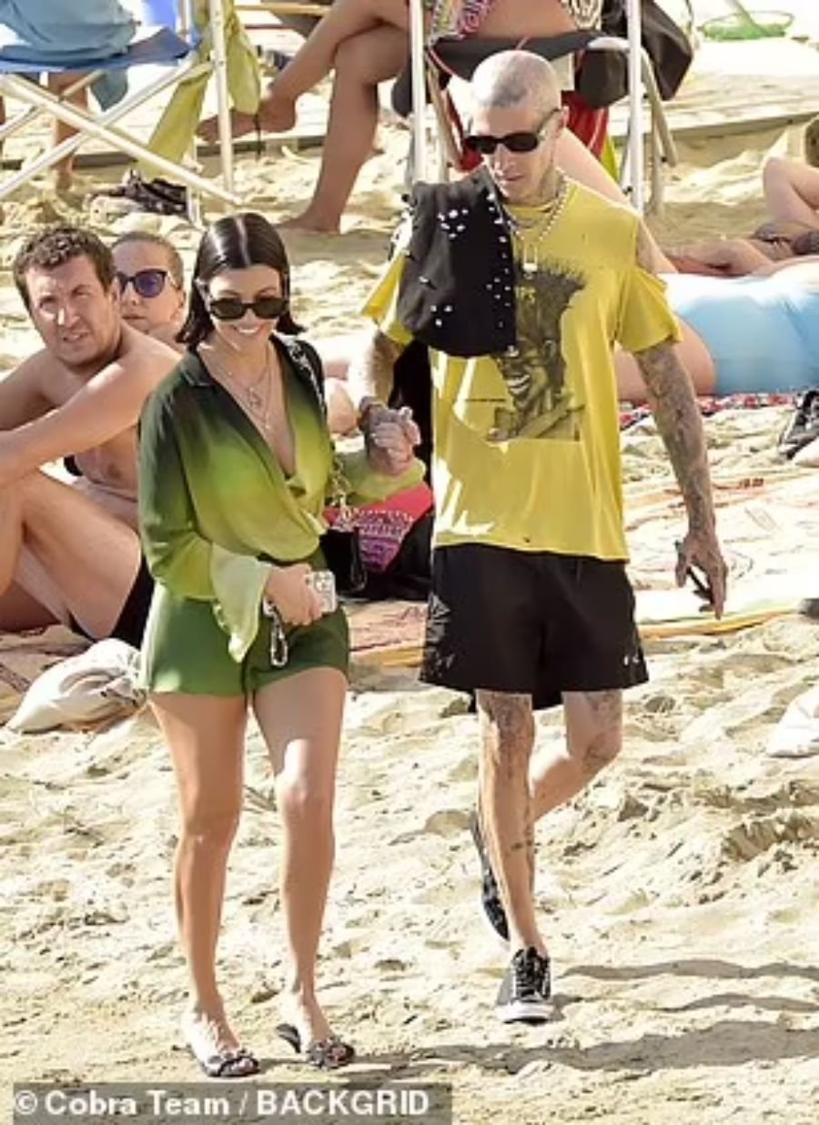 Kourtney Kardashian and Travis Barker on vacation in Italy - Passionate touches, bold poses