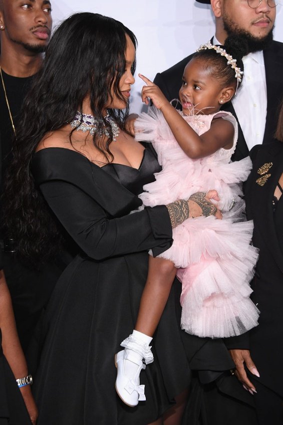 Rihanna in a mini dress for dinner with her niece Majesty - Modern aunt