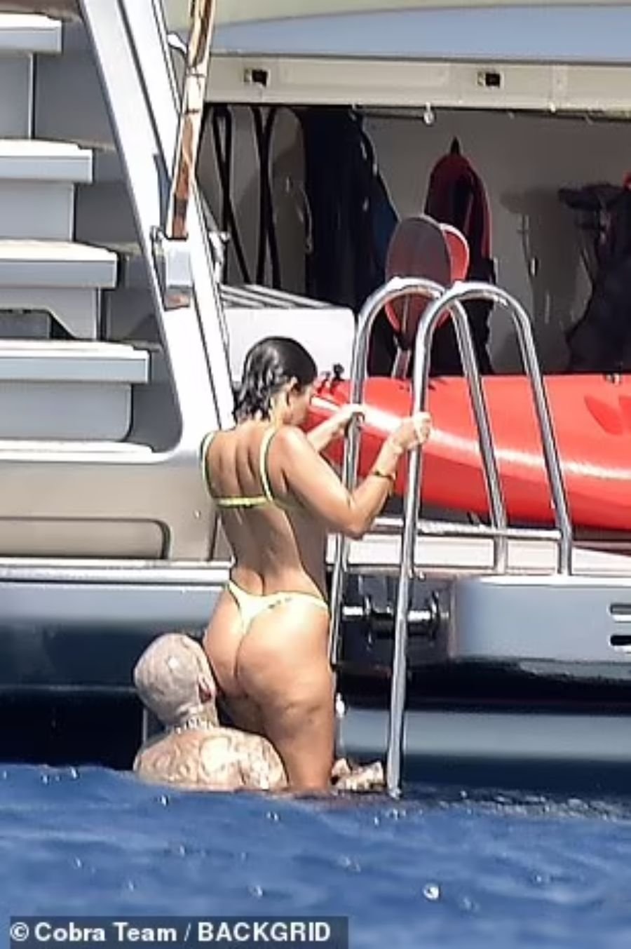 Kourtney Kardashian and Travis Barker on vacation in Italy - Passionate touches, bold poses