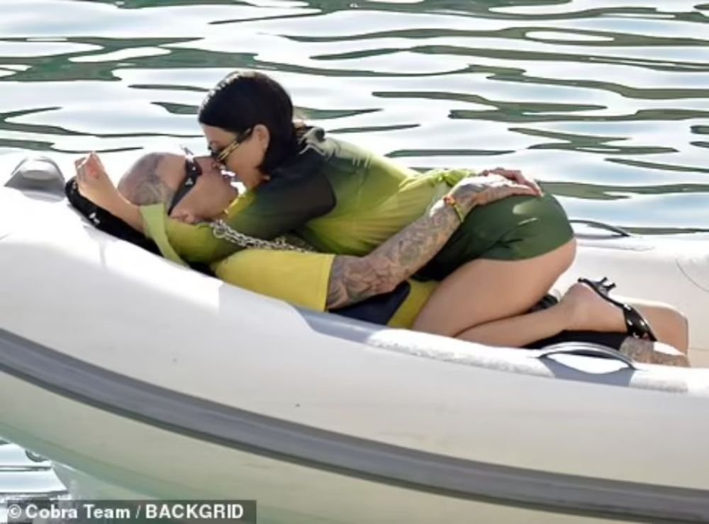 Kourtney Kardashian and Travis Barker on vacation in Italy - Passionate touches, bold poses