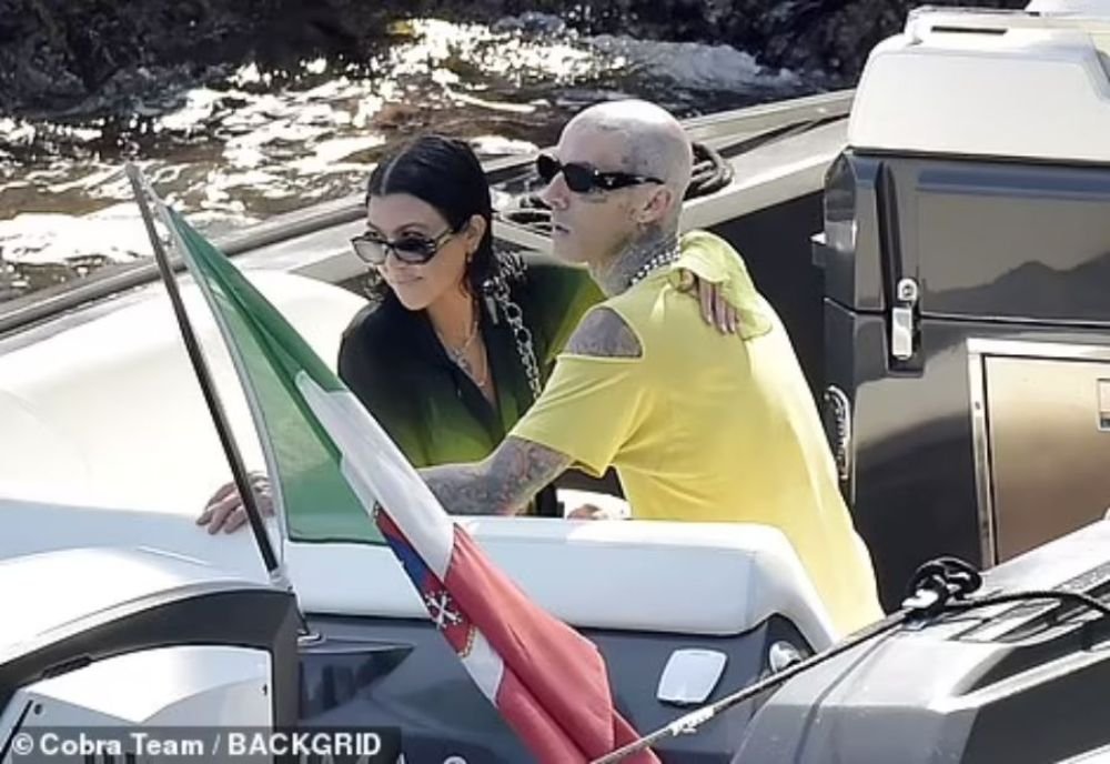 Kourtney Kardashian and Travis Barker on vacation in Italy - Passionate touches, bold poses