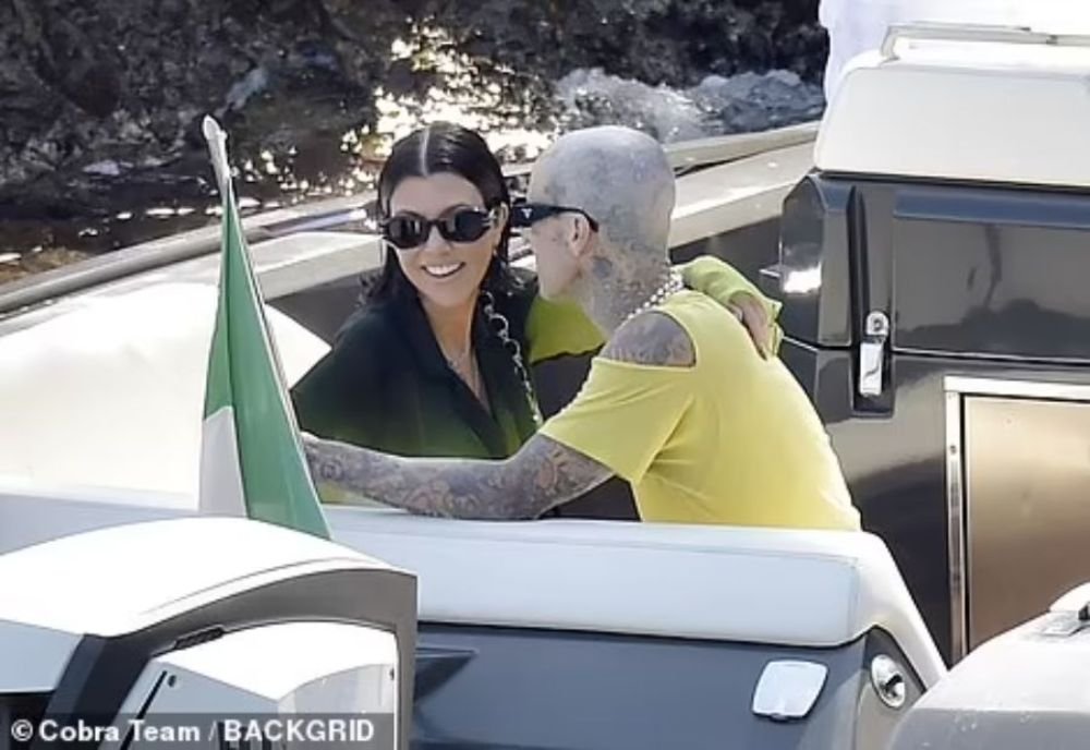 Kourtney Kardashian and Travis Barker on vacation in Italy - Passionate touches, bold poses