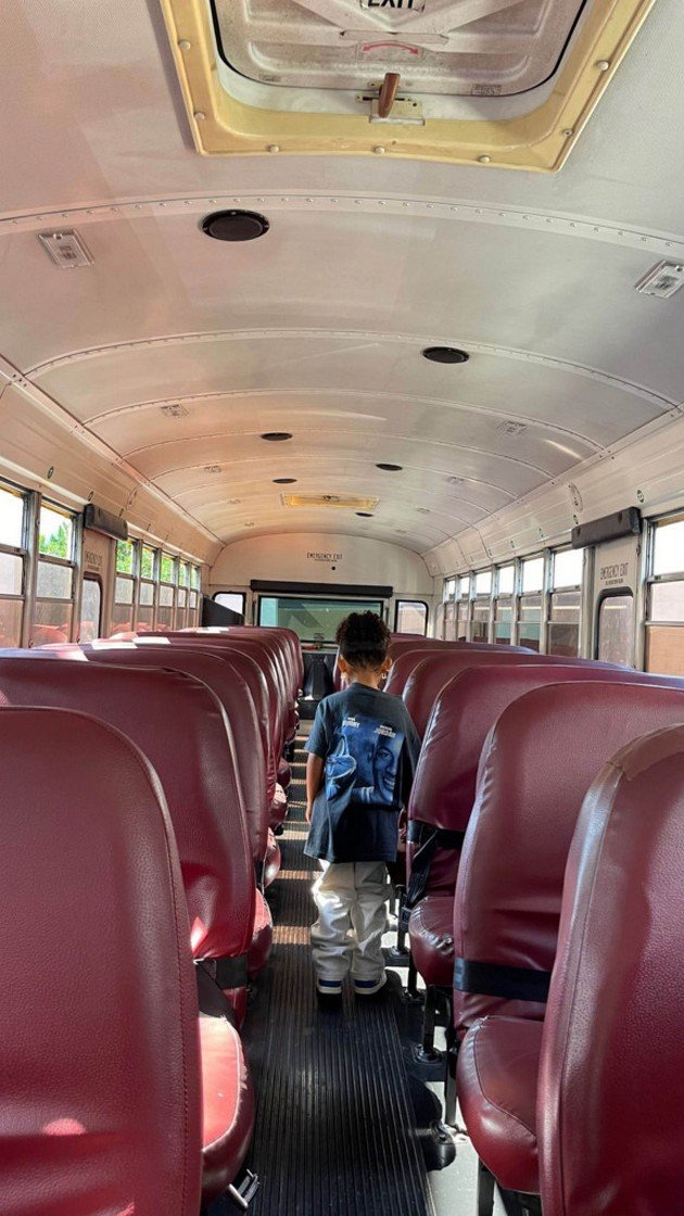 Kylie Jenner and Travis Scott surprised their daughter with a school bus, the public criticized them: "They have no contact with reality!"