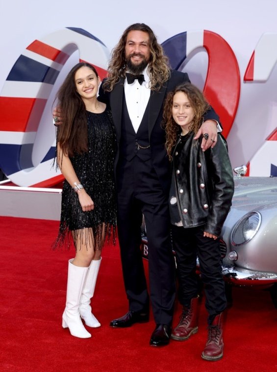 Jason Momoa with two children on the red carpet at the premiere of No Time To Die