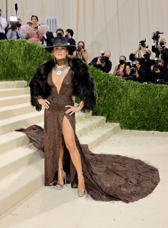 Jennifer Lopez charms in a "western" creation and kisses Ben Affleck at the Met Gala 2021