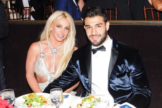 Britney Spears got engaged and showed the engagement ring