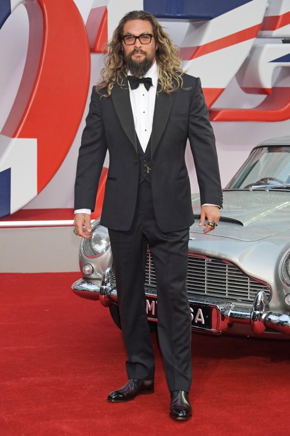 Jason Momoa with two children on the red carpet at the premiere of No Time To Die