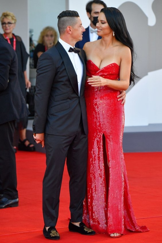 Adriana Lima for the first time on the red carpet with her new boyfriend