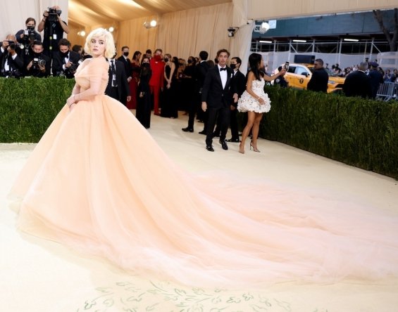 Billie Eilish as Marilyn Monroe in a huge dress at the Met Gala 2021