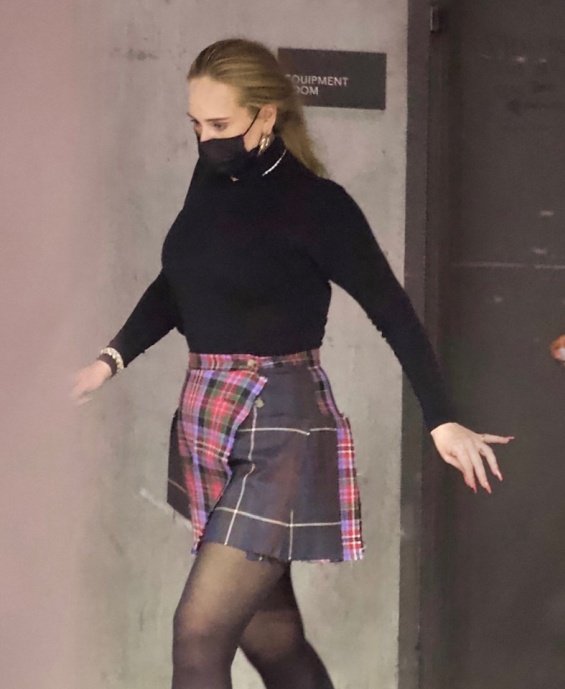 PHOTO: Adele in a mini skirt for a love date with new boyfriend Rich Paul