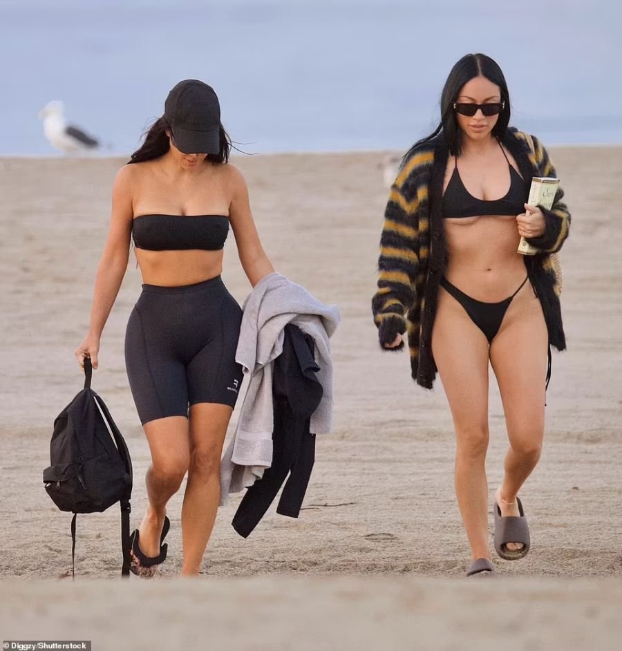 Paparazzi photos of Kim Kardashian in thong bikini - In top shape, without Photoshop