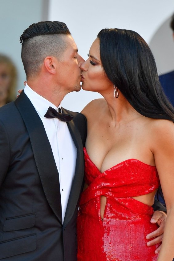 Adriana Lima for the first time on the red carpet with her new boyfriend