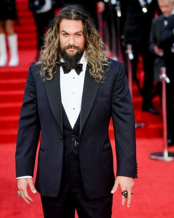 Jason Momoa with two children on the red carpet at the premiere of No Time To Die