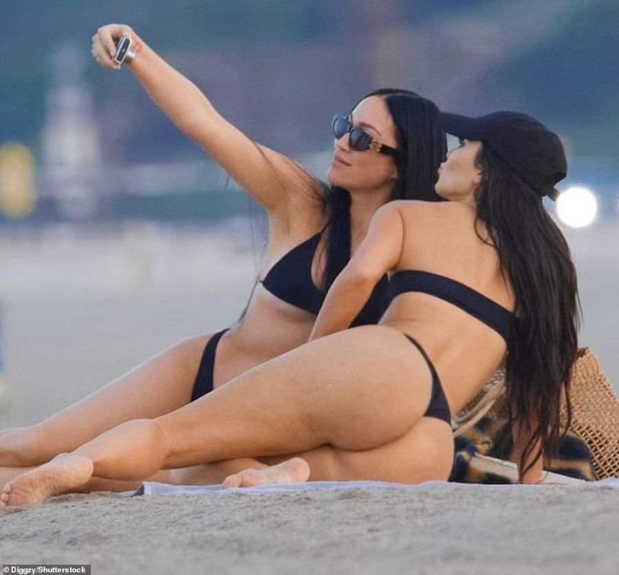 Paparazzi photos of Kim Kardashian in thong bikini - In top shape, without Photoshop