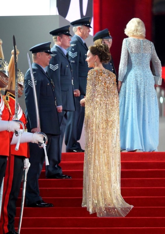 Royal glamor: Duchess Catherine shines in a gold creation with a gown at the premiere in London