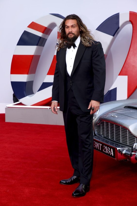 Jason Momoa with two children on the red carpet at the premiere of No Time To Die