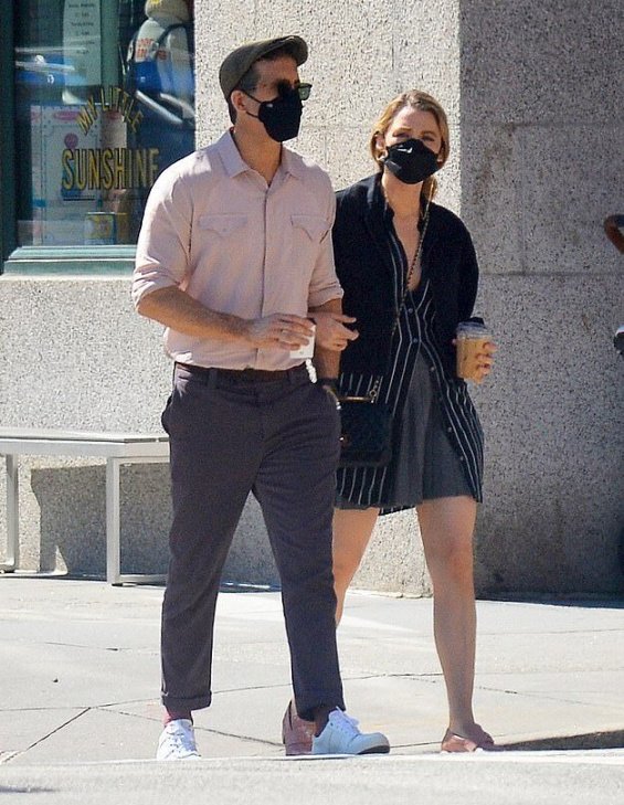 PHOTO: Blake Lively and Ryan Reynolds in a casual edition on a walk in New York