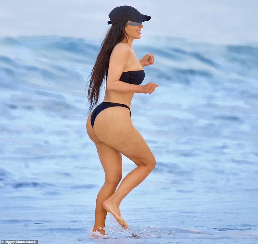 Paparazzi photos of Kim Kardashian in thong bikini - In top shape, without Photoshop