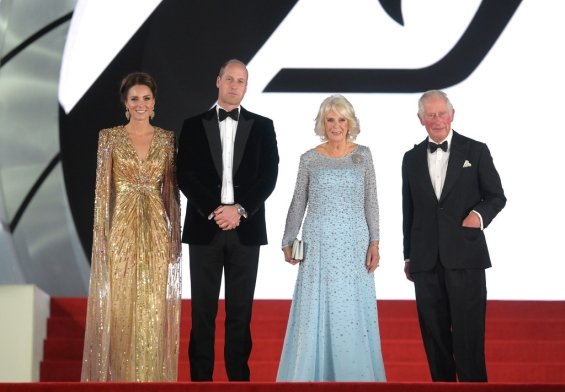 Royal glamor: Duchess Catherine shines in a gold creation with a gown at the premiere in London