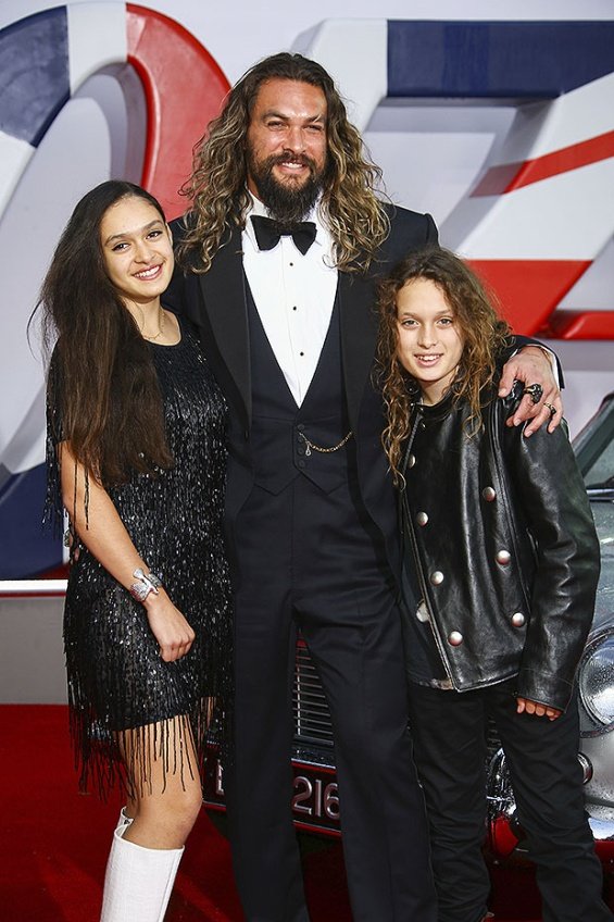 Jason Momoa with two children on the red carpet at the premiere of No Time To Die