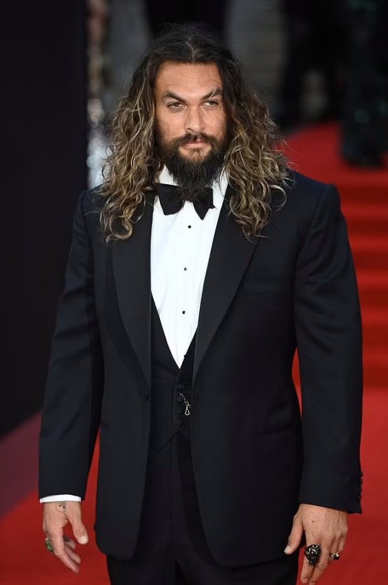 Jason Momoa with two children on the red carpet at the premiere of No Time To Die