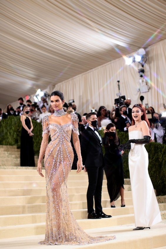 Kendall Jenner shines at the Met Gala 2021 in a transparent dress inspired by Audrey Hepburn