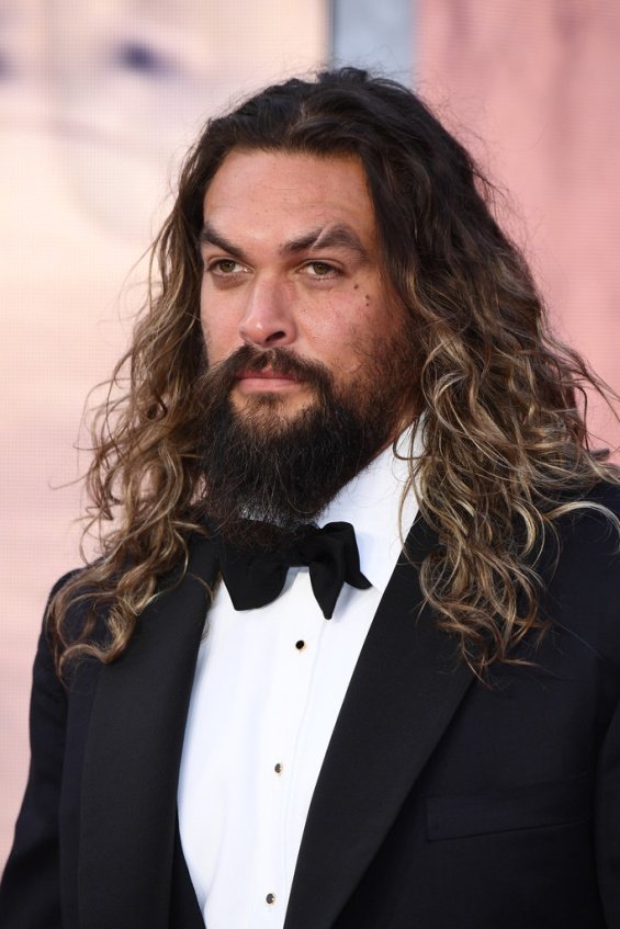 Jason Momoa with two children on the red carpet at the premiere of No Time To Die