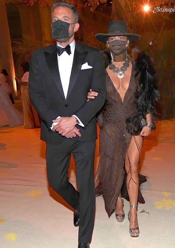 Jennifer Lopez charms in a "western" creation and kisses Ben Affleck at the Met Gala 2021