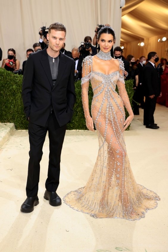 Kendall Jenner shines at the Met Gala 2021 in a transparent dress inspired by Audrey Hepburn