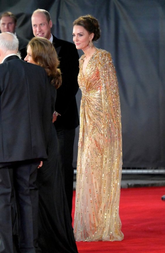 Royal glamor: Duchess Catherine shines in a gold creation with a gown at the premiere in London