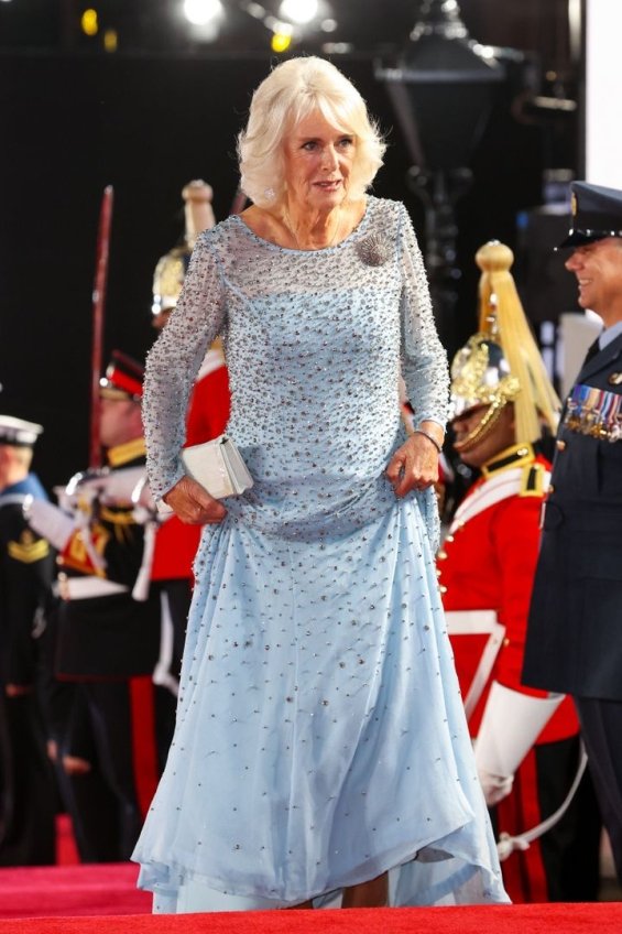 Royal glamor: Duchess Catherine shines in a gold creation with a gown at the premiere in London