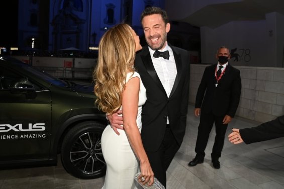 Jennifer Lopez shone next to Ben Affleck on the red carpet in Venice