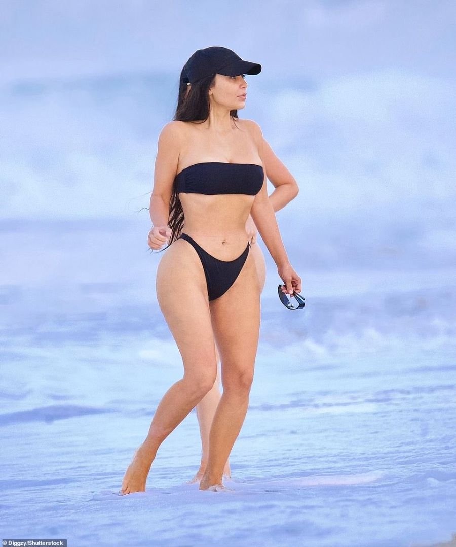 Paparazzi photos of Kim Kardashian in thong bikini - In top shape, without Photoshop