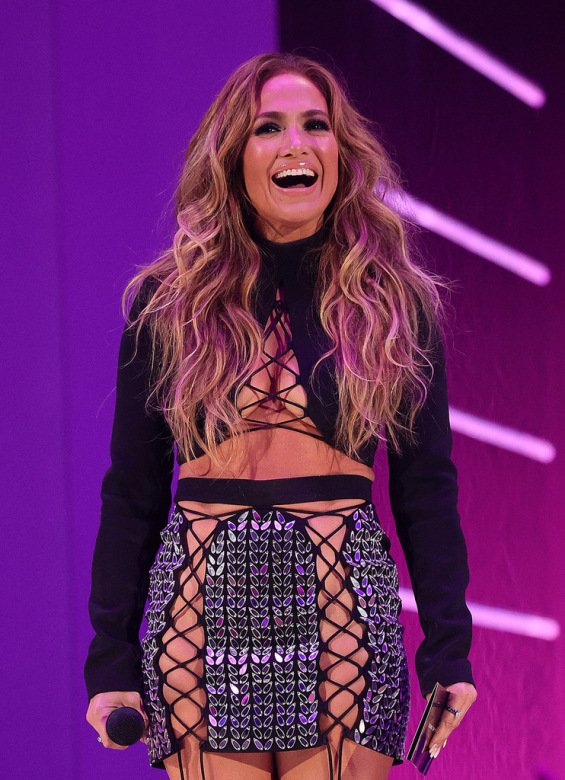 Sudden appearance: Jennifer Lopez in a mini skirt on the stage of MTV VMA 2021