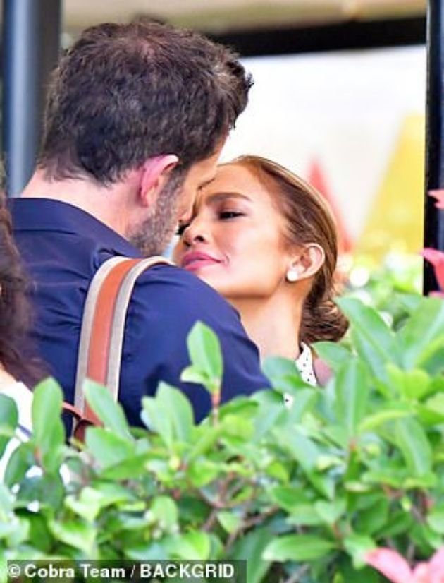 JLO attacked by a fan, Ben immediately defended her