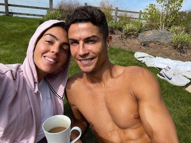 Cristiano Ronaldo and Georgina are overjoyed in their new home in England after the transfer to Manchester United
