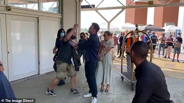 JLO attacked by a fan, Ben immediately defended her