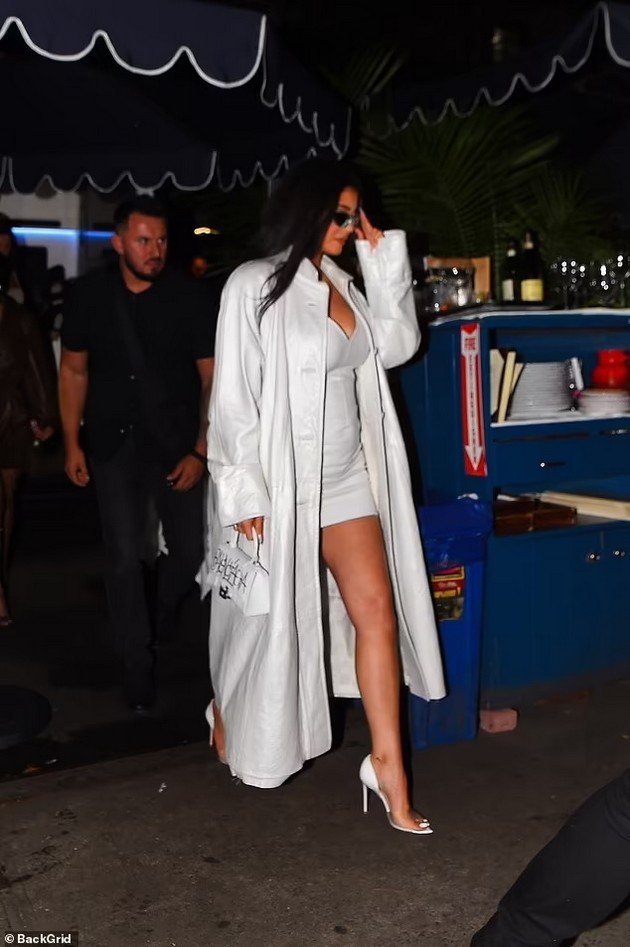 Kylie Jenner in a tight white dress proudly showed off her pregnant belly